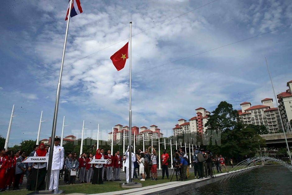 Lễ thượng cờ Malaysia: Lễ thượng cờ Malaysia là một sự kiện trọng đại được tổ chức hàng năm để kỷ niệm ngày Thành lập Liên bang Malaysia. Với những nghi lễ đặc trưng và thanh nhã, người dân Malaysia tràn đầy niềm tự hào và yêu nước. Hãy đón xem hình ảnh của người dân Malaysia thể hiện tình yêu đối với quốc gia và những giá trị truyền thống của họ trong ngày lễ thượng cờ!