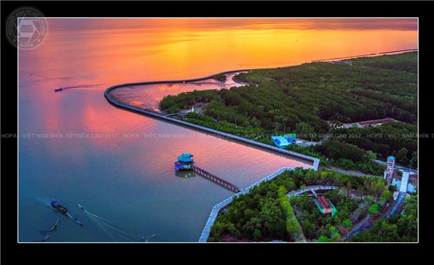 Mũi Cà Mau là điểm cuối cùng của đất liền Đông Dương, cũng là nơi đón nhận ánh nắng đầu tiên của một ngày mới trên đất Việt. Hãy xem hình ảnh tuyệt đẹp này để chiêm ngưỡng khung cảnh hoang sơ, đẹp mê hồn của vịnh Thái Lan.