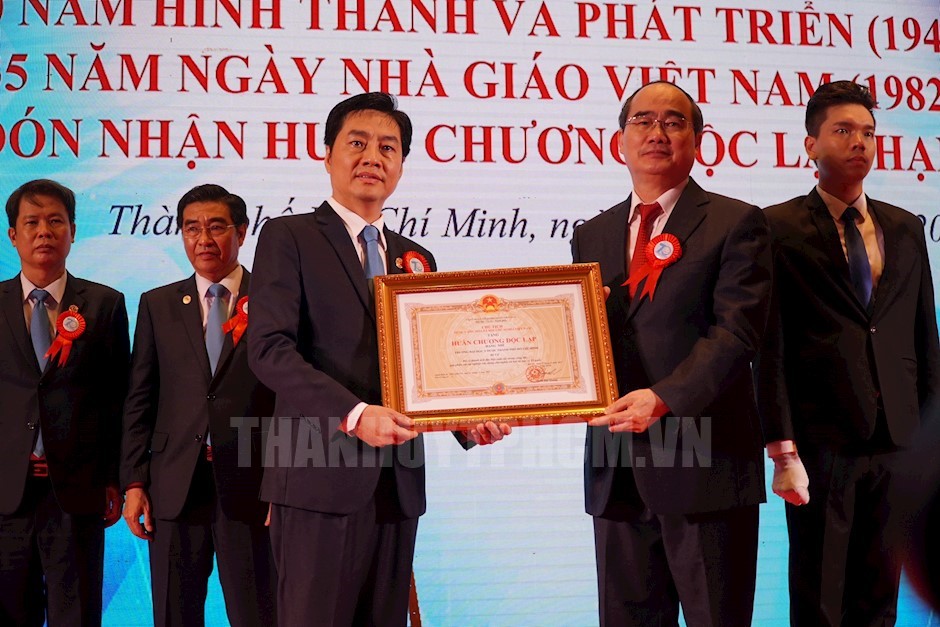 Đại học Y dược TPHCM đón nhận Huân chương Độc lập hạng Nhì