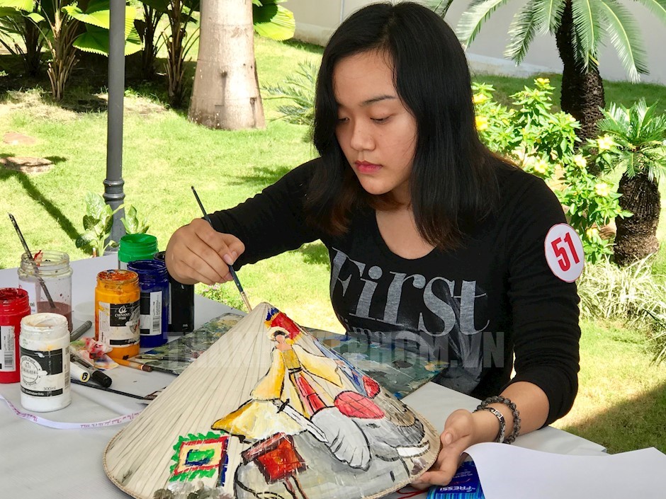 Trang trí nón lá: Đồ trang trí từ Nón lá đang trở thành xu hướng mới trong nghệ thuật sáng tạo của người Việt. Trong đó, những chiếc Nón lá được tái sử dụng và trang trí tinh tế để tạo ra những sản phẩm mang tính cách mạng và độc đáo.