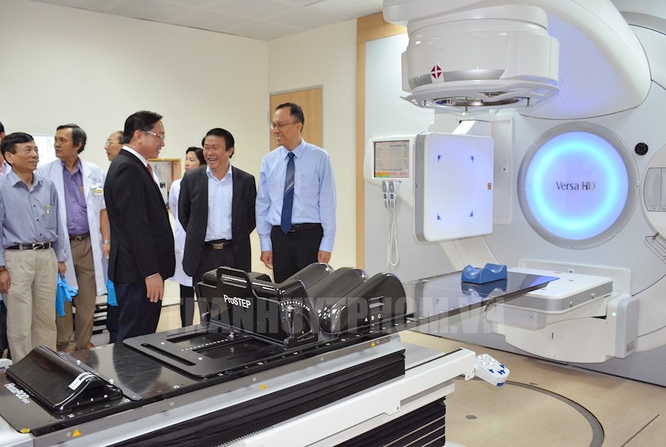 Các đại biểu tham quan hệ thống gia tốc xạ trị - xạ phẫu đa năng lượng VERSA HD