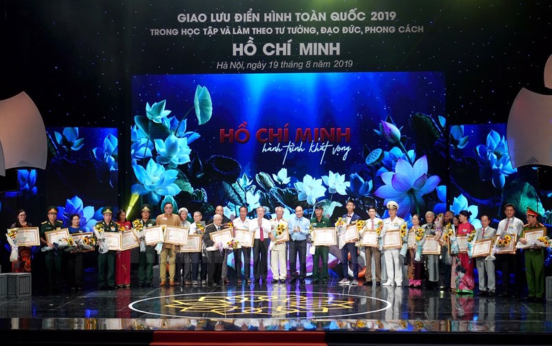 Tư tưởng Hồ Chí Minh: Hãy khám phá hành trình tưởng niệm và tôn vinh Tổng Bí thư Hồ Chí Minh thông qua hình ảnh đầy ý nghĩa. Những giai thoại về tư tưởng và đóng góp lớn của Người đến với đất nước sẽ được tái hiện một cách sinh động và đầy cảm xúc.