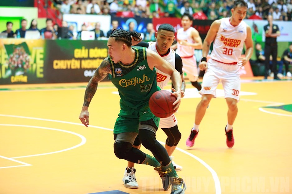 Cantho Catfish ngược dòng nghẹt thở đánh bại Saigon Heat ở trận đầu