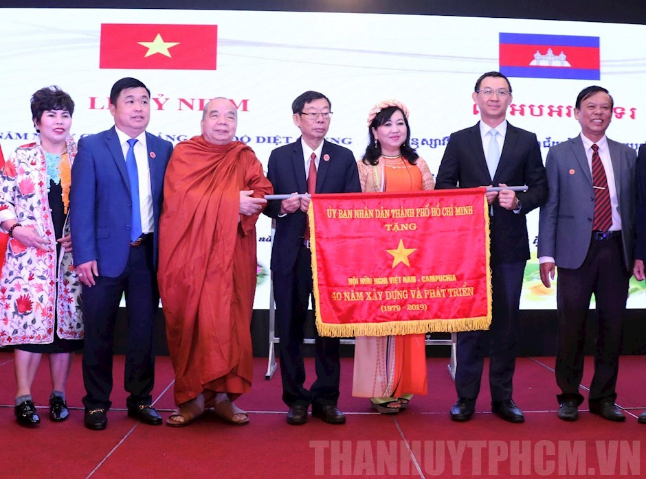 Đoàn kết hữu nghị Việt Nam - Campuchia: Những bức ảnh về sự đoàn kết hữu nghị giữa Việt Nam và Campuchia sẽ khiến bạn cảm thấy tự hào cho tổ quốc mình. Từ những câu chuyện chia sẻ mặc cảm, cho đến những khoảnh khắc cười vui, đây là những hình ảnh biểu tượng của mối quan hệ đặc biệt giữa hai quốc gia láng giềng.