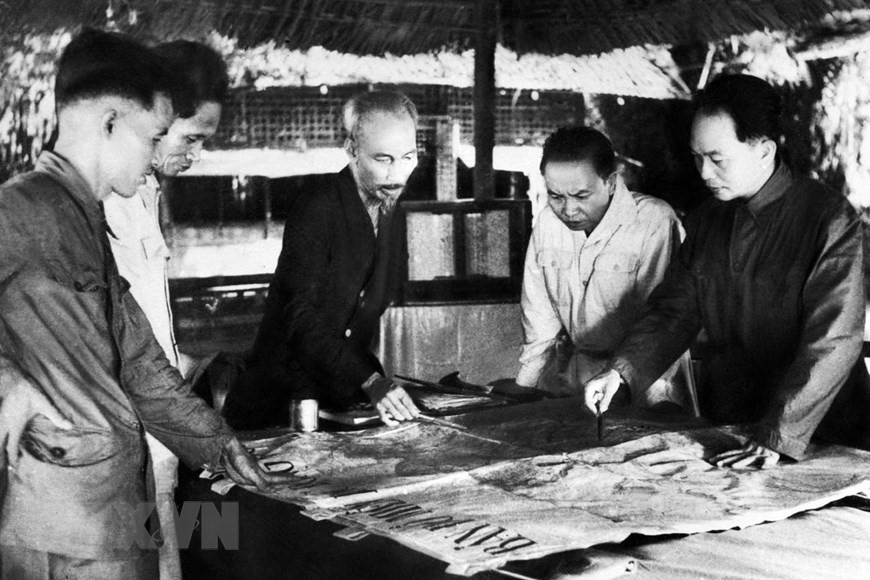 Nhấn vào ảnh để phóng to Chủ tịch Hồ Chí Minh - Người sáng lập, rèn luyện Đảng Cộng sản Việt Nam