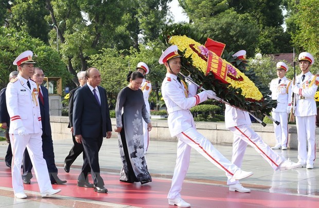 Lãnh đạo Đảng, Nhà nước đặt vòng hoa, tưởng niệm các Anh ...