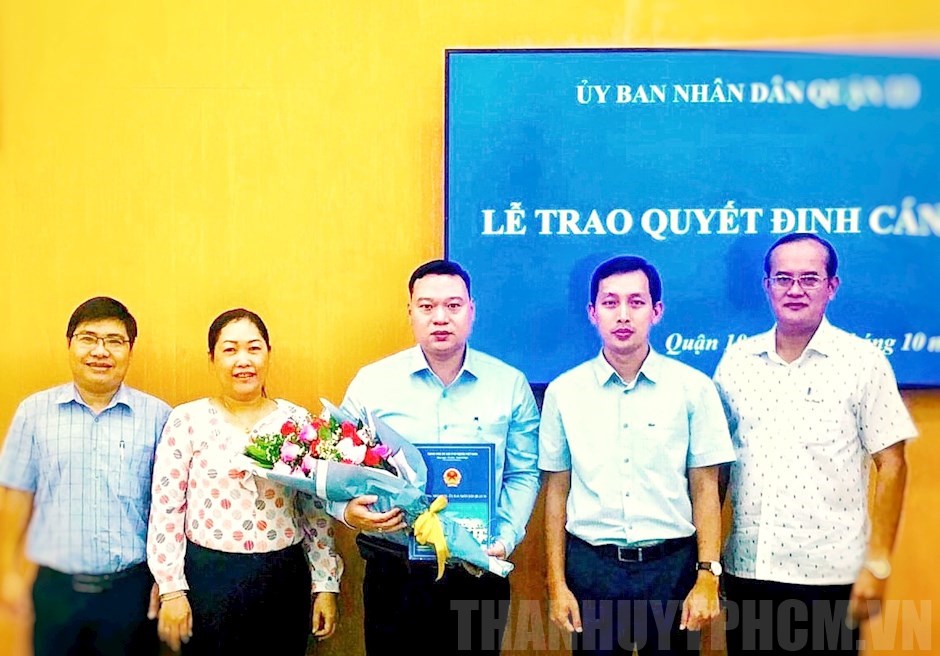 Trao quyết định phê chuẩn kết quả bầu Chủ tịch UBND Phường ...