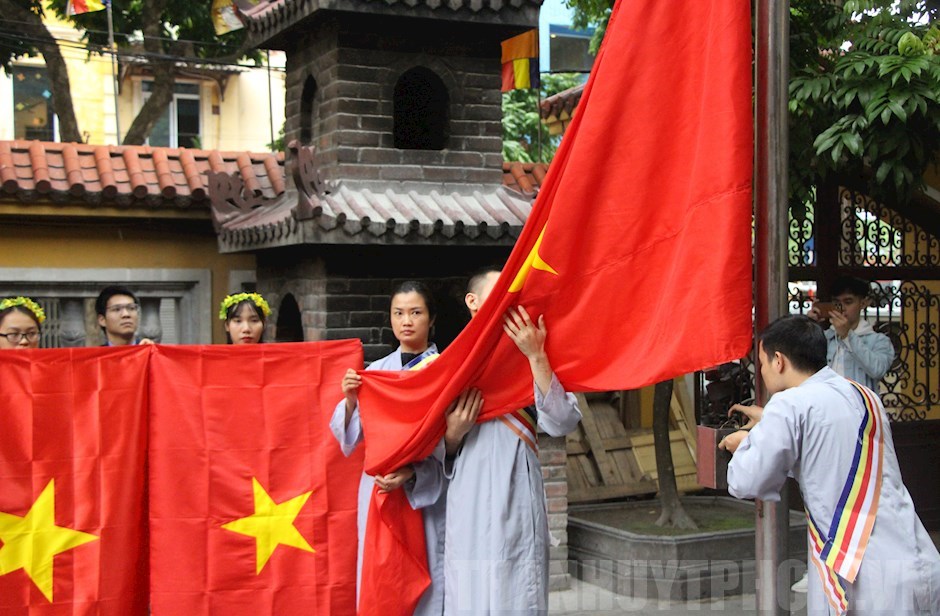 Cờ Phật giáo treo cờ Tổ quốc thể hiện tình yêu đất nước và tôn vinh truyền thống văn hoá của Việt Nam. Đây là biểu tượng gắn liền với tuổi trẻ Việt Nam. Nếu bạn muốn chiêm ngưỡng vẻ đẹp của cờ Phật giáo treo cờ Tổ quốc, hãy click vào hình ảnh dưới đây.