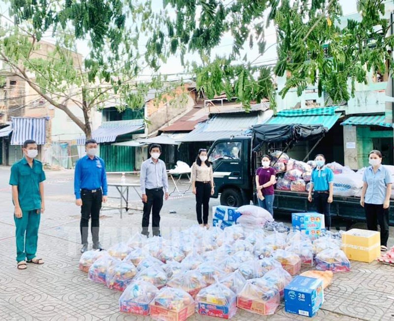 Quận 6 thăm và tặng quà cho 92 hộ dân trong khu vực phong tỏa tại Phường 2