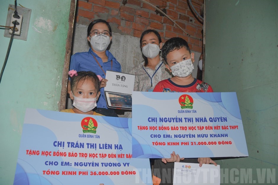 Quận đoàn - Hội đồng Đội quận, Đảng ủy phường Tân Tạo A, quận Bình Tân, TP. Hồ Chí Minh thăm, giúp đỡ bé mồ côi vì Covid-19 Quận đoàn - Hội đồng Đội quận, Đảng ủy phường Tân Tạo A, quận Bình Tân, TP. Hồ Chí Minh thăm, giúp đỡ bé mồ côi vì Covid-19