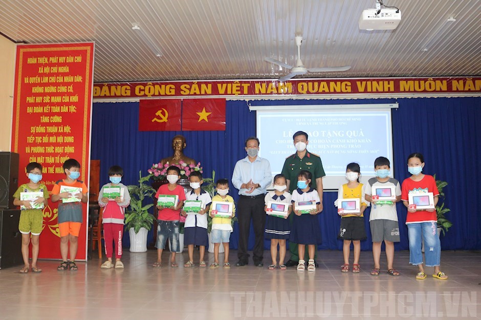 Trung đoàn Gia Định trao tặng 21 máy tính bảng cho học sinh học ...