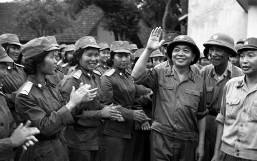 Năm nay là kỷ niệm 77 năm thành lập Quân đội Nhân dân Việt Nam. Hãy đến với bức ảnh liên quan để cảm nhận sự đoàn kết và sức mạnh của quân đội trong việc bảo vệ đất nước và nhân dân.