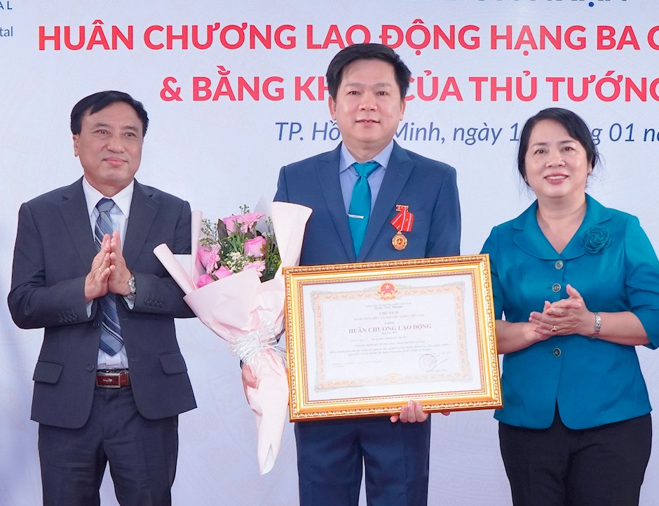 TS.BS Nguyễn Phan Tú Dung được tặng thưởng Huân chương Lao động hạng Ba