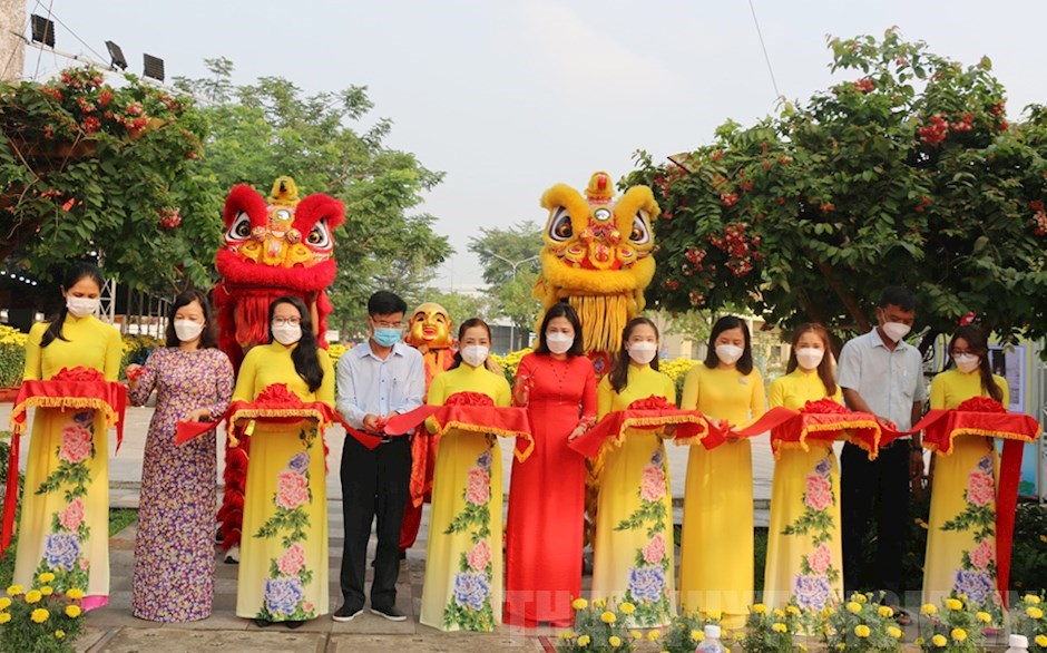 Chợ hoa Tết Xuân Nhâm Dần là một phần không thể thiếu của mỗi mùa Tết. Hình ảnh về chợ hoa sẽ mang lại cho bạn cảm giác phấn khích và háo hức khám phá những loại hoa đặc trưng của Việt Nam, tìm hiểu về phong tục văn hóa Việt trong dịp Tết.
