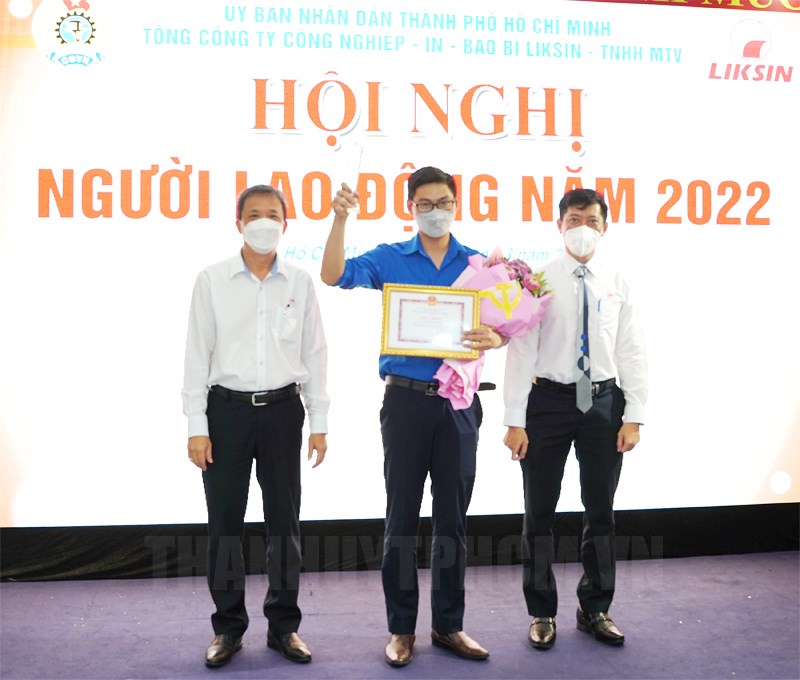 Đồng chí Trần Ngọc Sơn (trái) trao khen thưởng danh hiệu “Người trẻ tiêu biểu” cho anh Trần Đình Vũ, nhân viên marketing, đoàn viên Chi đoàn Xí nghiệp Bao bì Liksin.