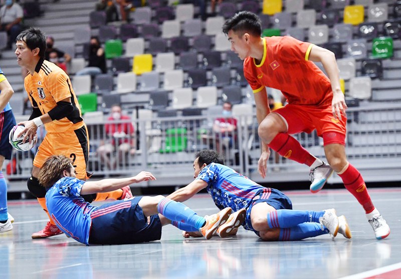 Môn bóng đá sân 5 Futsal đã trở thành một trào lưu thể thao phổ biến tại Việt Nam. Hình ảnh đầy sức sống của các cầu thủ trên sân Futsal Việt Nam chắc chắn sẽ làm bạn say mê và thích thú.
