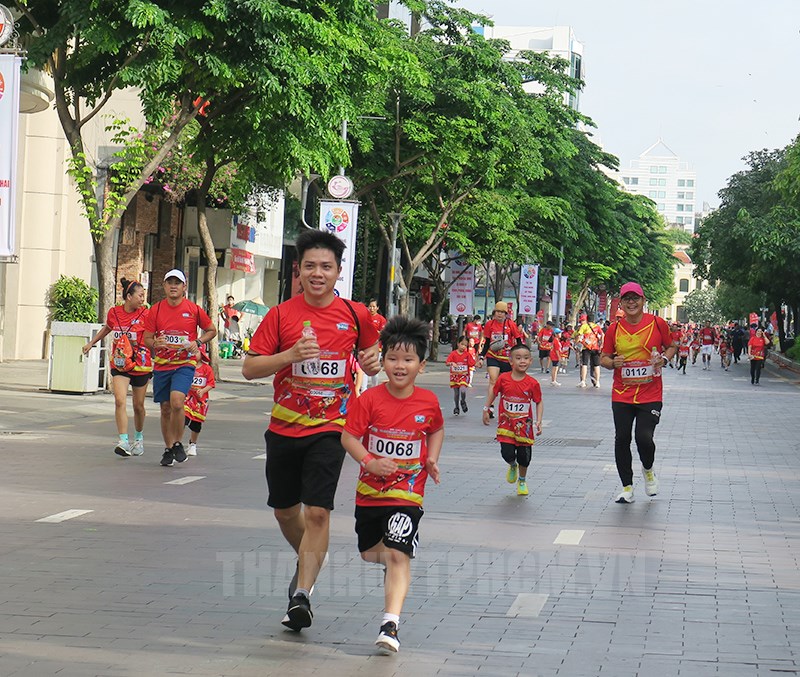 Kun Family Run là sự kiện chạy bộ đầy thú vị của gia đình Kun, mang đến nhiều niềm vui cho mọi người. Hãy xem hình ảnh liên quan để cảm nhận sự hào hứng của các thành viên trong gia đình khi cùng nhau chinh phục đường đua.