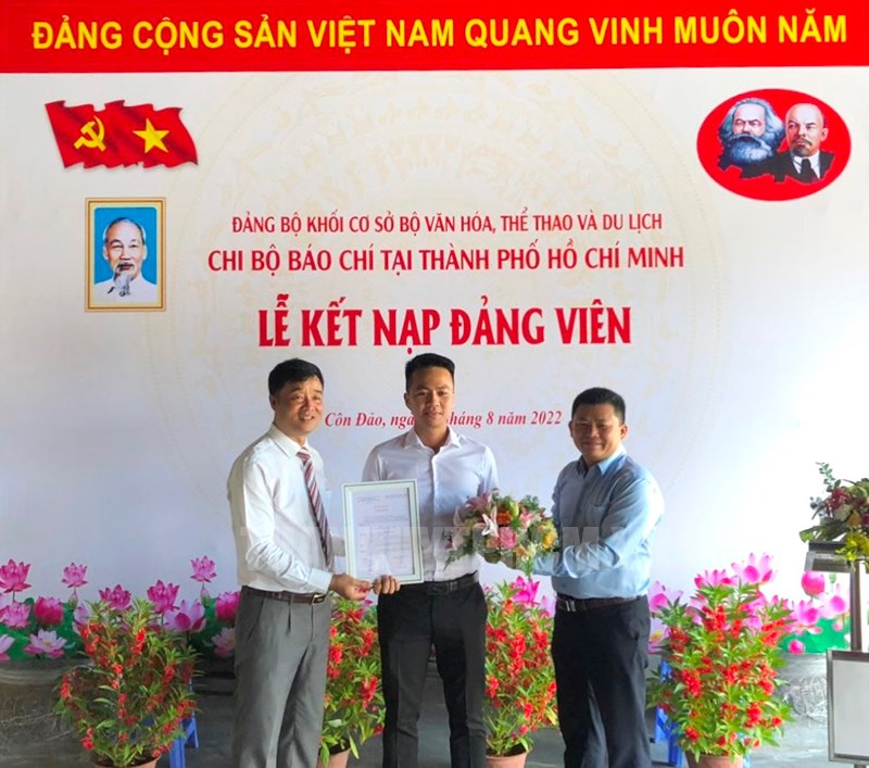 trang trí hội trường kết nạp đảng viên mới