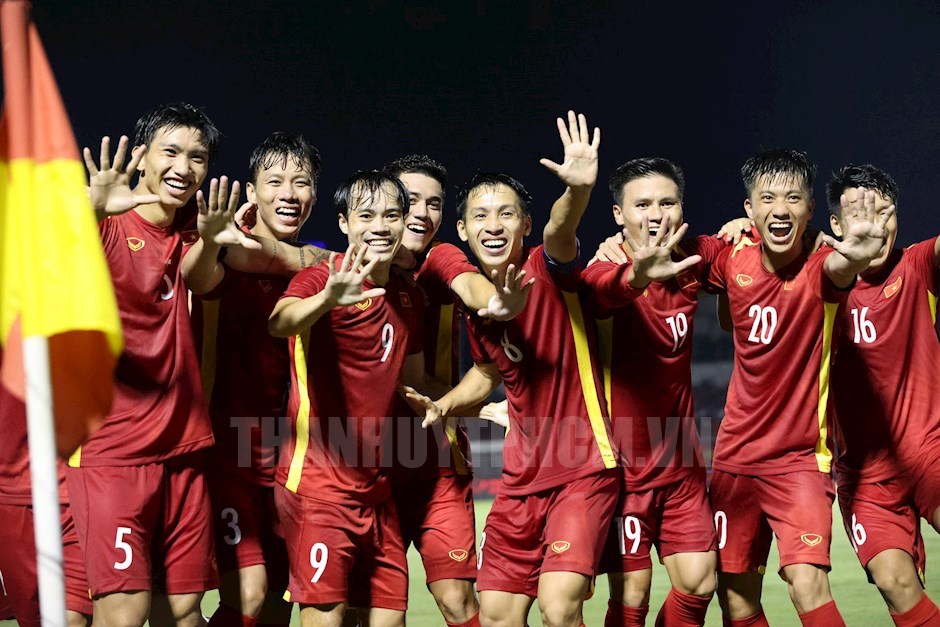 Đội tuyển Việt Nam: Đội tuyển Việt Nam là niềm tự hào của toàn dân Việt Nam. Hãy chiêm ngưỡng những hình ảnh đầy cảm xúc của các cầu thủ khi đang chinh phục những kỳ tích lịch sử cho bóng đá Việt Nam. Hãy cùng nhau \