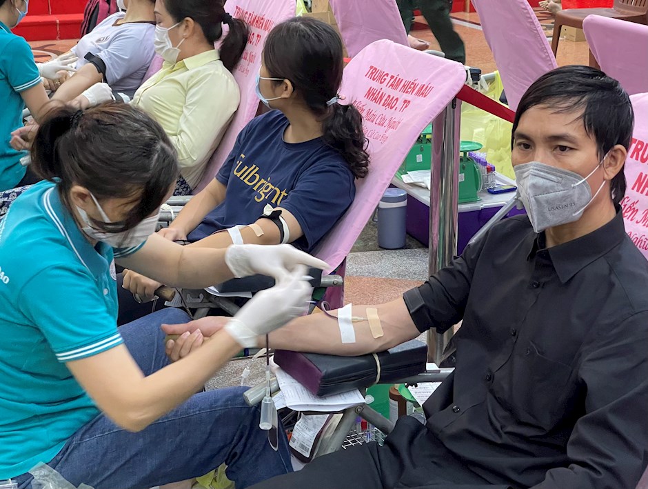 Ai là đơn vị tổ chức chương trình hiến máu nhân đạo tại chùa Giác Ngộ?
