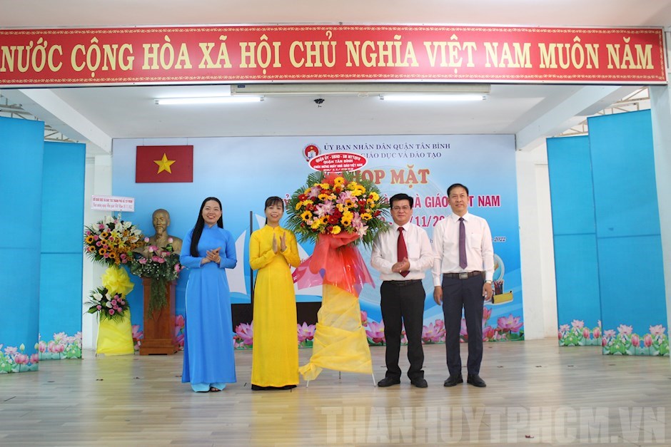 Ngành giáo dục Tân Bình là một trong những nơi đào tạo nhân tài giáo dục hàng đầu tại Việt Nam. Ngắm nhìn những hình ảnh về ngành giáo dục tại đây, bạn sẽ cảm thấy được năng lượng và niềm tin vào tương lai của đất nước.