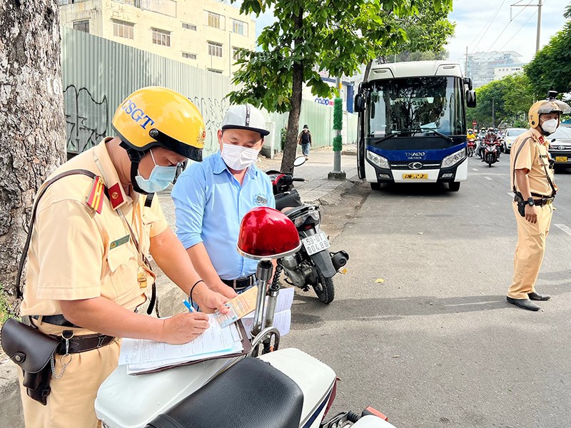 Cảnh sát giao thông TPHCM xử lý 537 trường hợp ô tô kinh doanh vận tải hành  khách vi phạm
