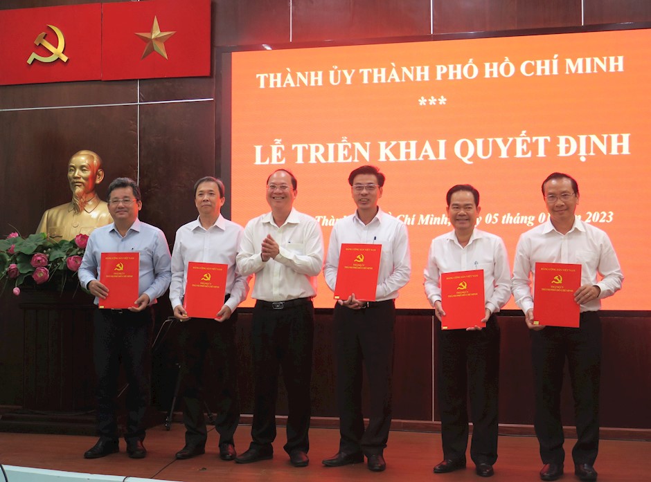 Phó Bí thư Thành ủy Nguyễn Hồ Hải trao quyết định cho các Đảng bộ cơ sở tại buổi lễ