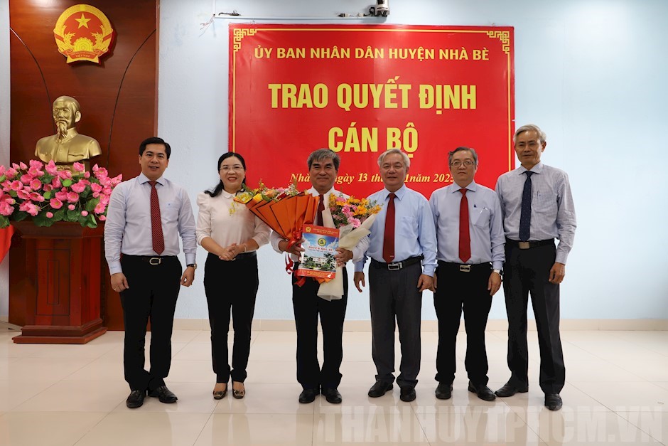 Ubnd Huyện Nhà Bè Trao Quyết Định Cán Bộ