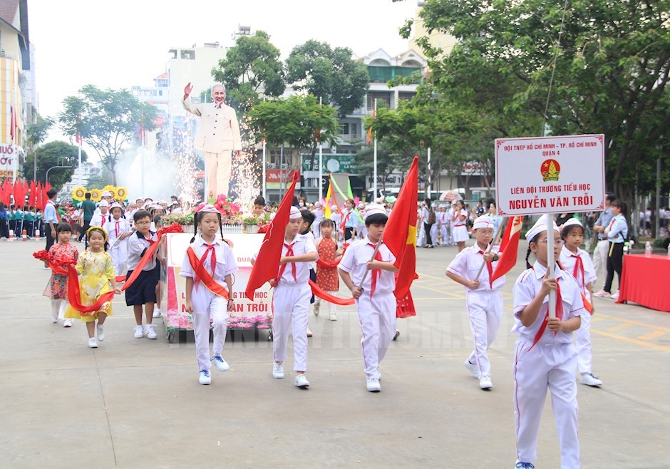 Ảnh tập thể giáo viên, học sinh, đội nghi thức