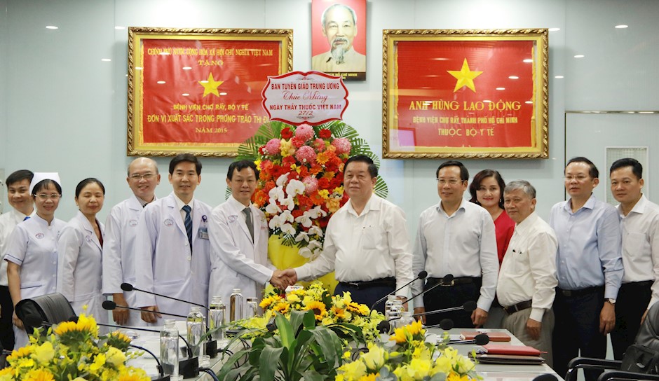 Trưởng Ban Tuyên giáo Trung ương Nguyễn Trọng Nghĩa thăm, chúc mừng các đơn  vị y tế trên địa bàn TPHCM