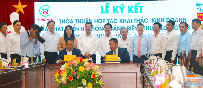 Lãnh đạo TPHCM và tỉnh Ninh Thuận chứng kiến lễ ký kết.