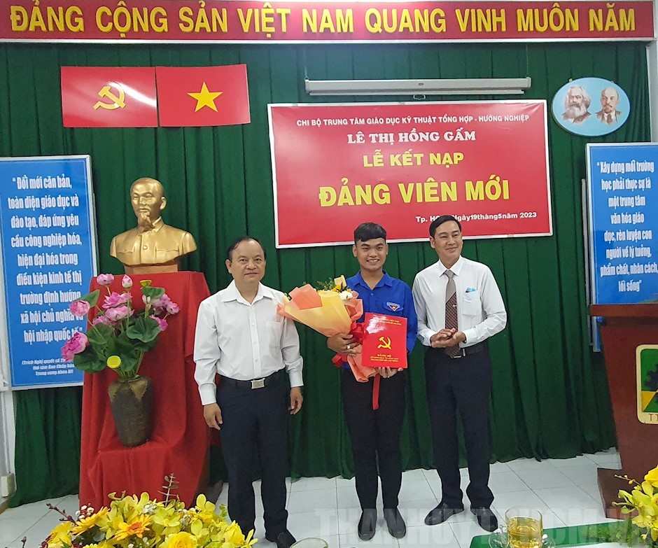 Nhiều học sinh, sinh viên đứng vào hàng ngũ Đảng nhân dịp Kỷ niệm 133 ...