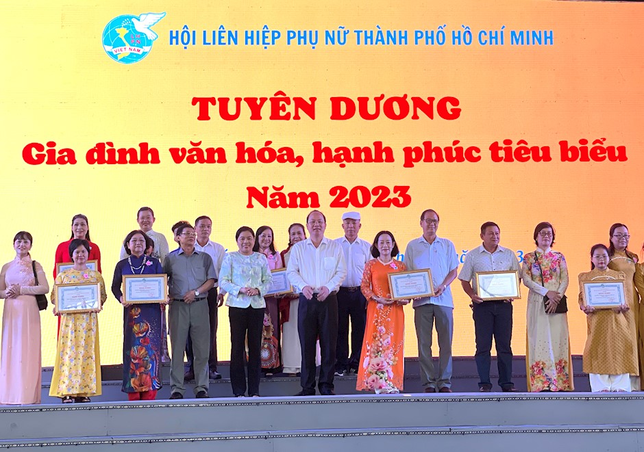 Tphcm Tuyên Dương 50 Gương “gia đình Văn Hóa Hạnh Phúc Tiêu Biểu” Năm 2023 9358