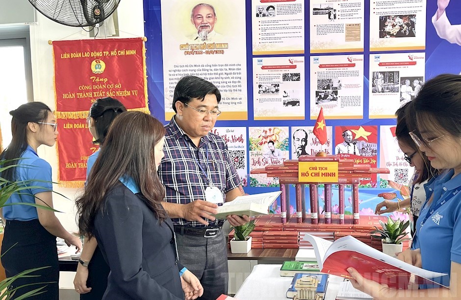 Qun G Vp: Ra mt Khng gian vn ha H Ch Minh ti Cng ty SAPUWA Qun G Vp: Ra mt Khng gian vn ha H Ch Minh ti Cng ty SAPUWA