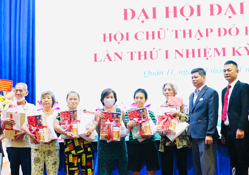 Trang tin Thành Ủy TPHCM đưa tin Hội chữ Thập Đỏ Phúc Lộc quyên  góp hơn 5,1 tỷ đồng chăm lo cho người nghèo 