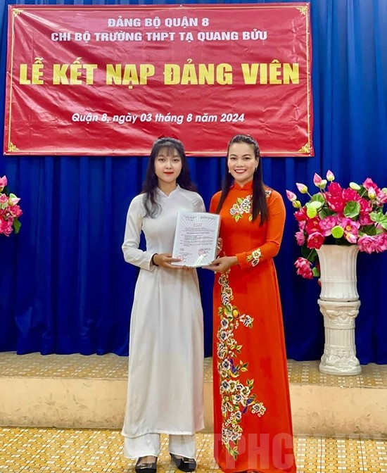 Quận 8: Học sinh Trường THPT Tạ Quang Bửu đứng vào hàng ngũ của Đảng