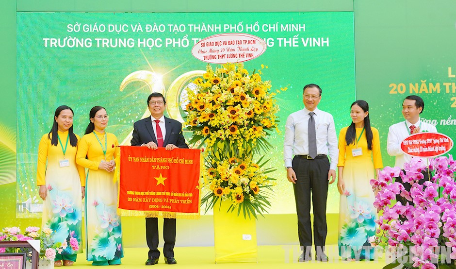 Quận 1: Trường THPT Lương Thế Vinh nhận Cờ truyền thống 20 năm xây dựng ...