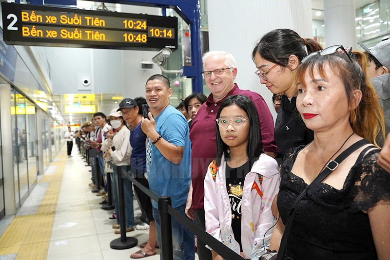 Hành khách đang chờ tàu điện ngầm tại một ga trên tuyến metro số 1 Bến Thành - Suối Tiên