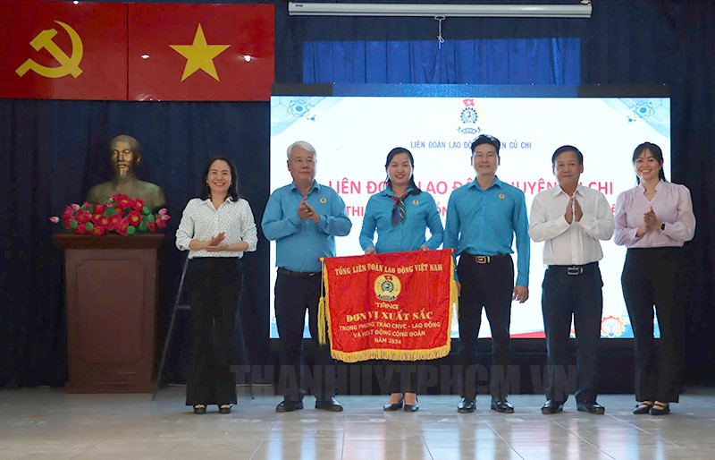 Chủ tịch LĐLĐ tỉnh Nghệ An: Công đoàn phường Thái Hoà cần chú trọng chăm lo đời sống đoàn viên