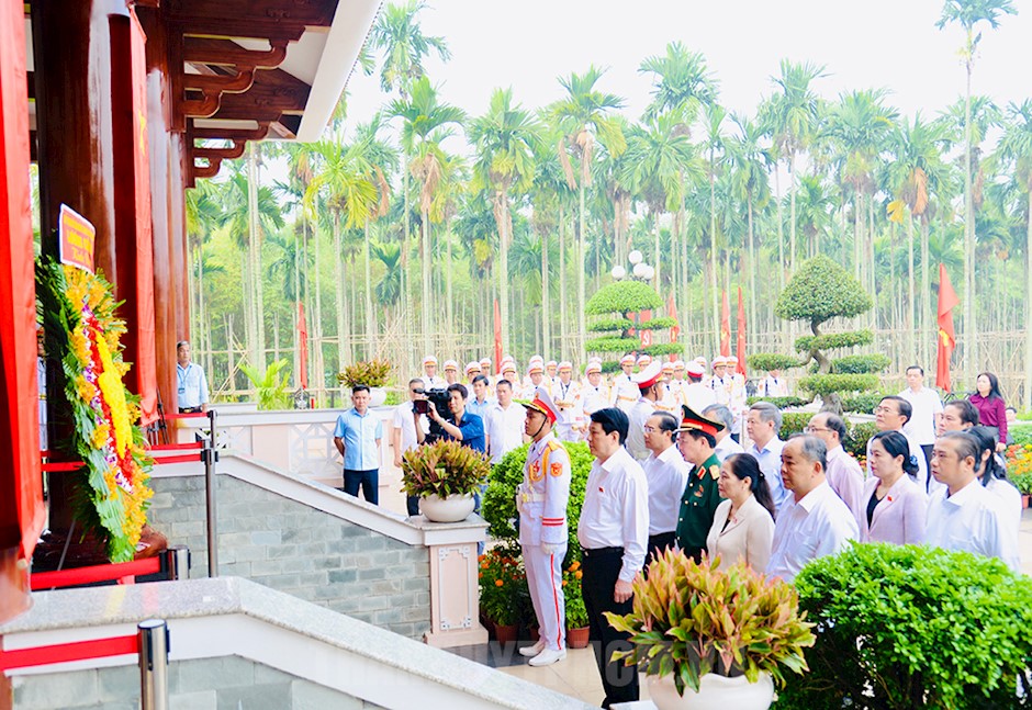 Đoàn đại biểu dâng hoa, dâng hương tưởng niệm các anh hùng liệt sĩ