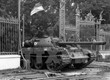 Xe tăng quân Giải phóng tiến vào chiếm Dinh Độc Lập, trưa 30/4/1975. (Ảnh: TTXVN)