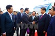 Chủ tịch Trung Quốc Tập Cận Bình bắt tay quan chức Việt Nam ra đón đoàn. (Nguồn: TTXVN)
