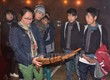 Một nữ du khách thích thú thử khèn của đồng bào dân tộc H’Mông