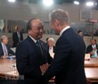 Thủ tướng Nguyễn Xuân Phúc gặp Chủ tịch Liên minh châu Âu (EU) Donald Tusk. (Ảnh: TTXVN)