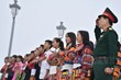 Cán bộ Đồn biên phòng Lũng Cú cùng học sinh Trường Phổ thông dân tộc bán trú THCS Lũng Cú (Đồng Văn, Hà Giang) trang nghiêm chào cờ tại cột cờ quốc gia Lũng Cú