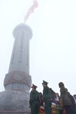 Cột cờ Lũng Cú có hình bát giác, 8 mặt ở chân và bệ cột cờ là những phù điêu bằng đá xanh chạm khắc nhiều họa tiết mô phỏng hoa văn trên trống đồng Đông Sơn, các giai đoạn lịch sử của đất nước và tập quán văn hóa của các dân tộc sinh sống tại Hà Giang