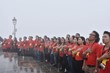 Đến Hà Giang không chỉ du lịch, tìm hiểu về văn hóa, còn là niềm tự hào của khách du lịch khi hát quốc ca chào cờ tại cột cờ quốc gia Lũng Cú