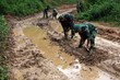 Chiến sỹ Trung đoàn 24 - Đăk Tô, Sư đoàn 10, Quân đoàn 3 giúp dân tu sửa đường giao thông nông thôn tại làng Long Tro, xã Văn Xuôi, huyện Tu Mơ Rông, tỉnh Kon Tum. (Ảnh: TTXVN)