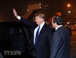 Tổng thống Mỹ Donald Trump vẫy chào các đại biểu và người dân Hà Nội ra đón tại sân bay quốc tế Nội Bài trước khi lên chiếc xe The Beast di chuyển về khách sạn Marriott JW (ảnh chụp lúc 21 giờ 7 phút). (Ảnh: TTXVN)