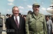 Chủ tịch Cuba Fidel Castro đón Chủ tịch nước Lê Đức Anh tại sân bay quốc tế José Martí ở thủ đô La Habana, trong chuyến thăm hữu nghị chính thức Cuba từ 12-17/10/1995. (Ảnh: TTXVN)